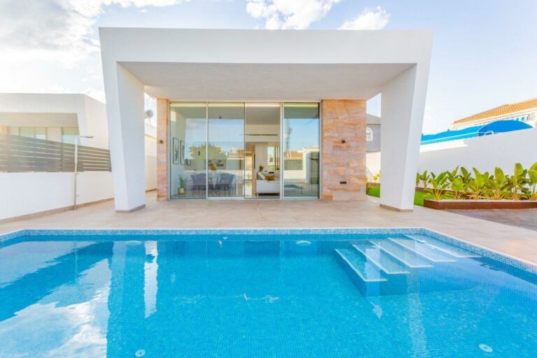 Villa in Torrevieja - 615000 EUR